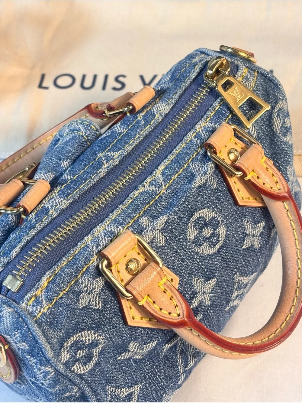 Louis Vuitton excellent dust